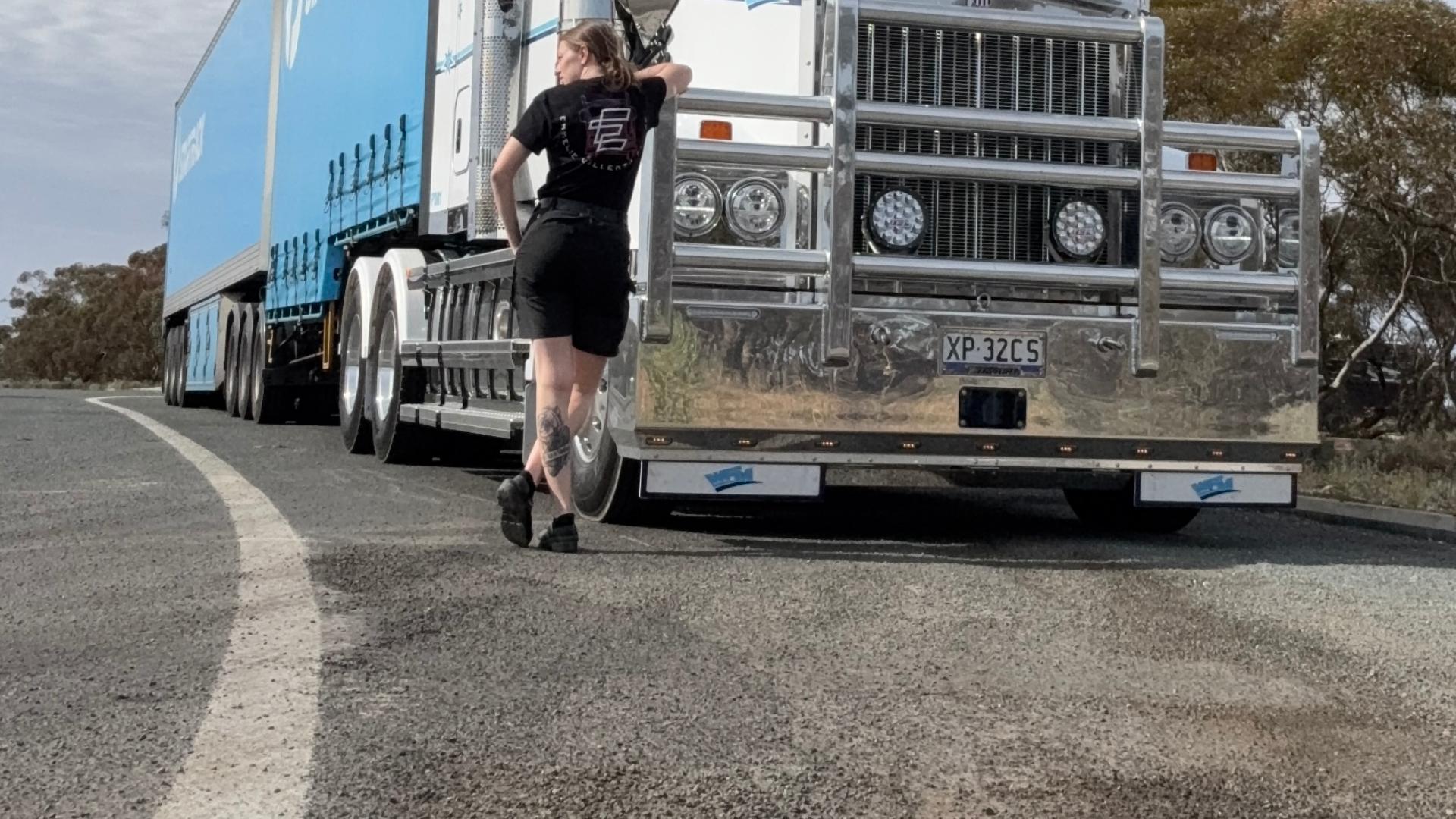 En nordjysk chauffør i Australien – og en kvinde i en mands verden En nordjysk chauffør i Australien – og en kvinde i en mands verden